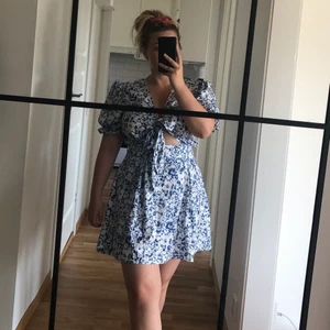 Klänning  - Säljer en gullig sommarklänning som aldrig har kommit till användning.🌼 klänningen har en knytdetalj framtill. Köparen står för frakten 