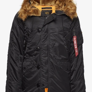 Alpha industries  - En fin och bekväm vinterjacka som är använd en vinter. Pälsen till jackan är helt oanvänd. Säljs pågrund av att jag har för mycket jackor. (Pris kan diskuteras) Skriv privat för fler bilder ☺️