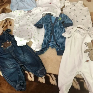 Barn läder 0 till 2 månad - Nästan ny barn kläder storlek 56 pris 20kr för st om du vill köpa hela paket du få lite mer rabbat... finns i Helsingbog