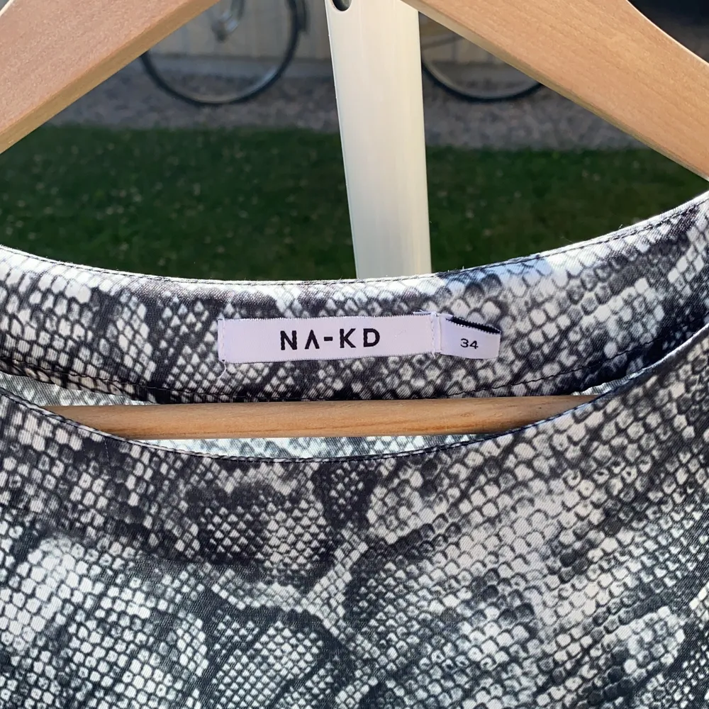 Fin mönstrad blus från NAKD i storlek 34 som har ett satinliknande stumt material. Blusen är i mycket fint skick och är helt oanvänd! Samfraktar gärna med andra plagg och betalning sker via Swish 🖤. Blusar.