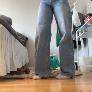 Blå utsvängda jeans från junkyard💙 - Blåa utsvängda jeans från junkyard i storlek 24 som sitter sjukt snyggt💙