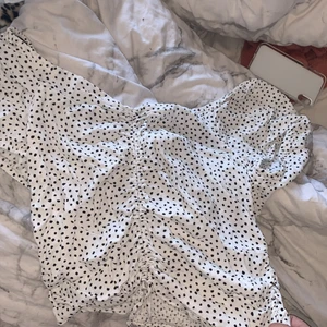 En blus från h&m - En vit blus med svarat prickar från h&m inte använt då den inte passar mig 