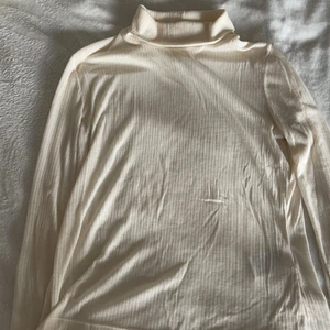 Tunn polotröja  - Säljer denna fina polotröja som jag använt som basplagg under en sweatshirt. Jätte fin som den är eller som ett basplagg. Skriv för fler bilder eller om du har några frågor!💜kolla gärna in de andra jag säljer💜