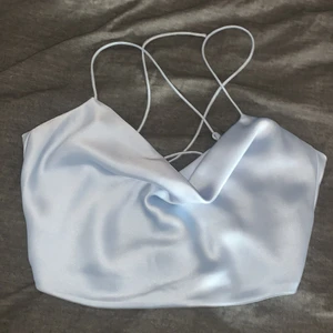 satin topp - Superfin satintopp med öppen rygg, Storlek 38 men passar både större och mindre då man kan anpassa den i ryggen, aldrig använd💗💗