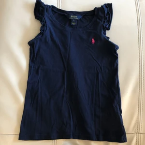 Linne - Nästan oanvänt marinblått linne med räfflor vid axlarna.