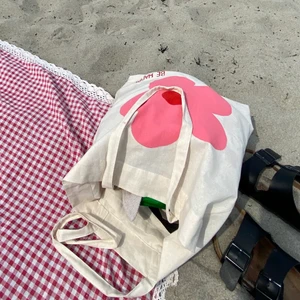 Tygkasse - Tygkasse som jag har målat på själv! Köparen står för frakten!