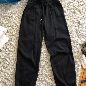 Svarta mjukisbyxor i storlek s - Helt oanvända mjukisbyxor, säljer pga för små