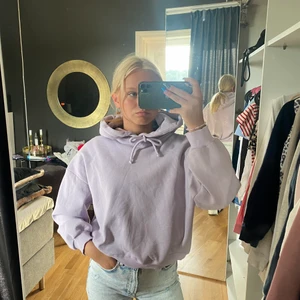 En lila hoodie  - En fin lila hoodie som är i bra skick. Säljer då den inte kommer till användning. Har använt den ungefär 4 gånger men som sagt den är i bra skick. Fråga om ni vill ha fler bilder er om ni undrar något💕🤍