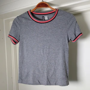 Grå top - Kort top i grått med rosa och svart runt ärmar och hals✌️