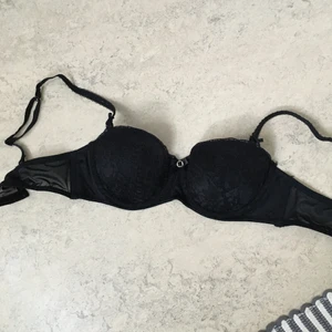 Bh - En skitsnygg Bh ifrån Hunkemöller. Storlek 75B. Säljer för att den är för stor. Inte använd alls. Nypris: 250kr. Ingen push up