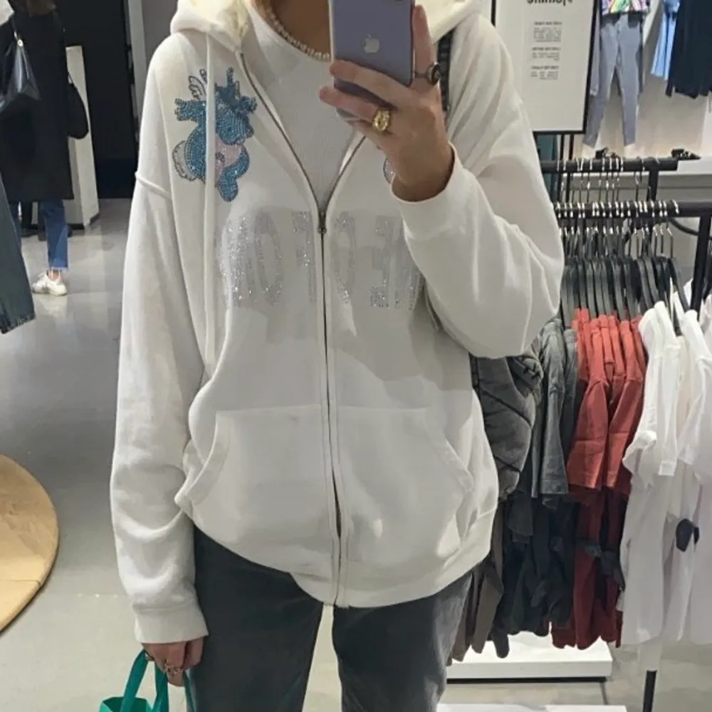 Säljer min skitsnygga hoodie från one of one! Jättefint skick och går inte att köpa längre 💞 storlek XL, jag har xs-s och den sitter som på sista bilden :) är ca 169 lång för referens, frakten ingår!!!. Hoodies.