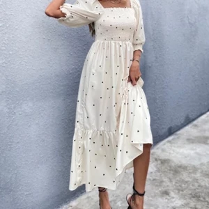 M - Säljer denna superfina klänning i nyskick ifrån SHEIN.    den är L men sitter som en M. Helt ny