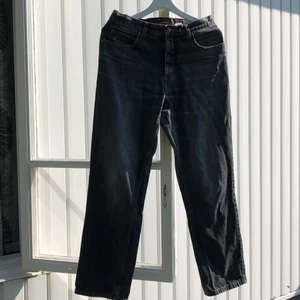 Jeans  - Superfina gråa högmidjade jeans i straight leg modell. De är jättefint skick och har en fin detalj bak. Säljer då de är för små för mig, det står ingen storlek i men skulle säga att de passar S-M. Jag är en L och det är för tighta i midjan för mig. Köparen står för frakten. 