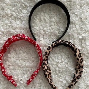 Diadem  - Säljer tre st diadem!   Ett helt svart  Ett rött med vita blommor  Ett leopard mönstrat   En för 20 kr eller alla för 50 :)