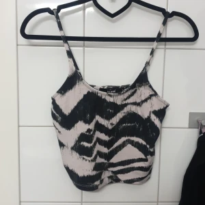 Topp - Skulle säga medium storlek på denna fast det står s