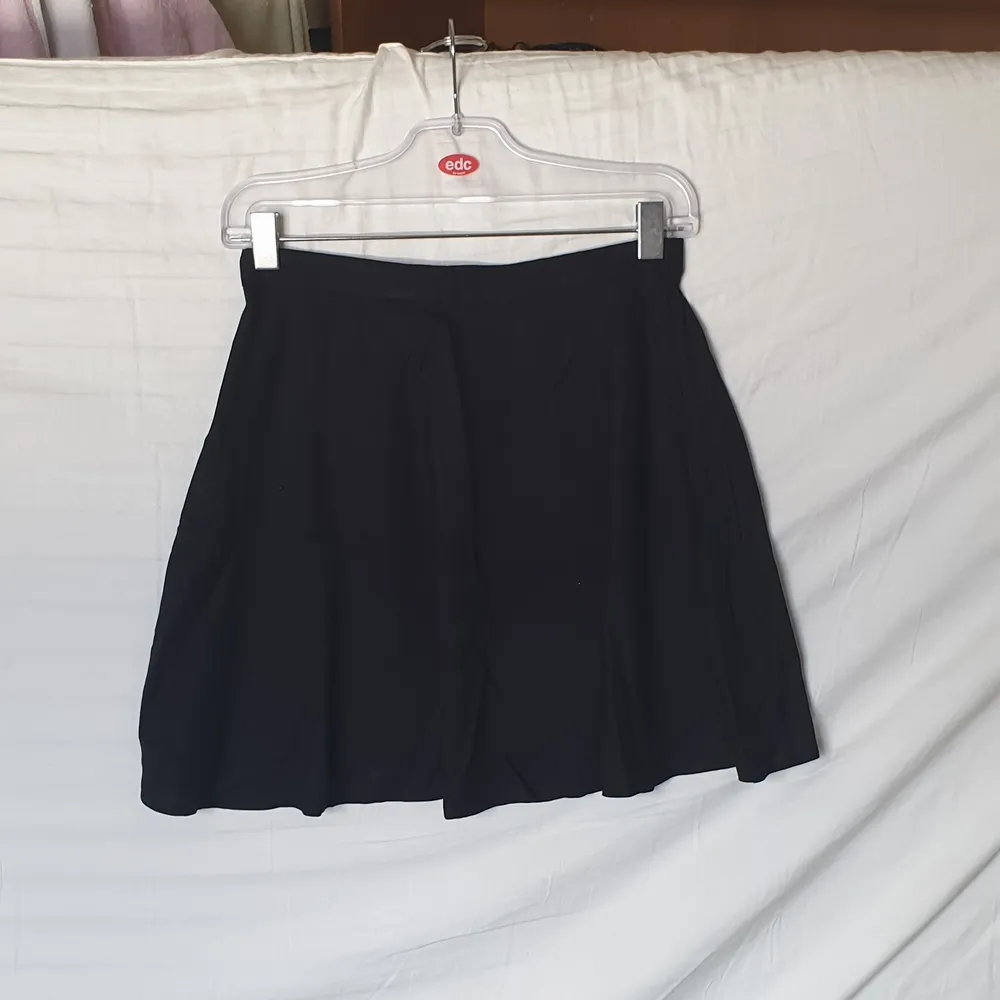 Svart A-line kjol köpt från Monki i storlek S, med lapp kvar. ☺ Kjolen har resårband på baksidan och materialet är mycket lätt och luftigt. 👗 Aldrig använd 🙂. Kjolar.