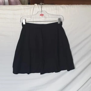 HELT NY! Monki Kjol - Svart A-line kjol köpt från Monki i storlek S, med lapp kvar. ☺ Kjolen har resårband på baksidan och materialet är mycket lätt och luftigt. 👗 Aldrig använd 🙂