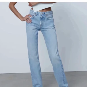 Zara mid jeans - Säljer nu de populära zara mid waist jeansen då de tyvär blivit för små. Inte så mycket använda💕vill helst byta mot en strl större🙈