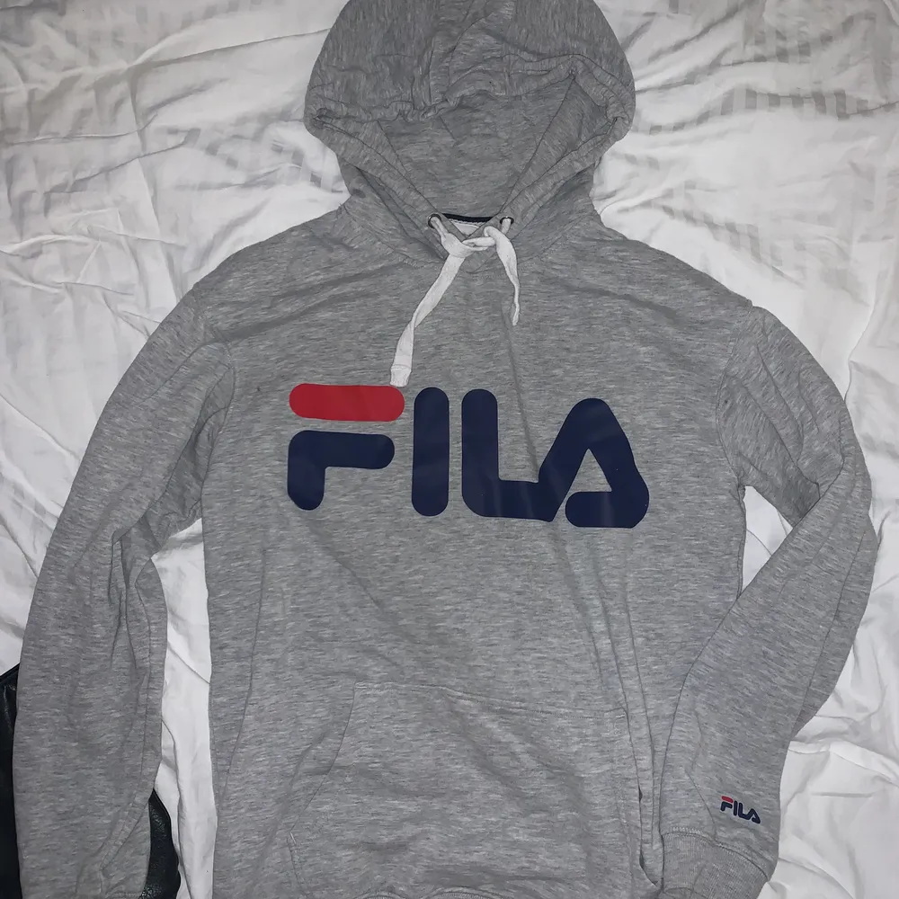 Grå Fila hoodie i storlek S. Sitter lite oversized och är verkligen superskön. Endast använd ett fåtal gånger så fortfarande i bra kvalitet!. Hoodies.