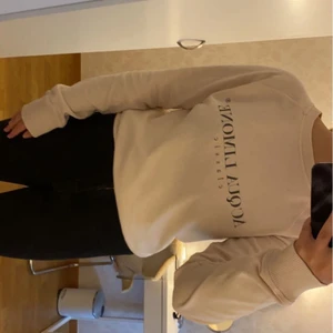 Acqua Limone sweatshirt  - En rosa sweatshirt från Acqua Limone. Använd fåtal gånger. St S. Köparen står för frakten.