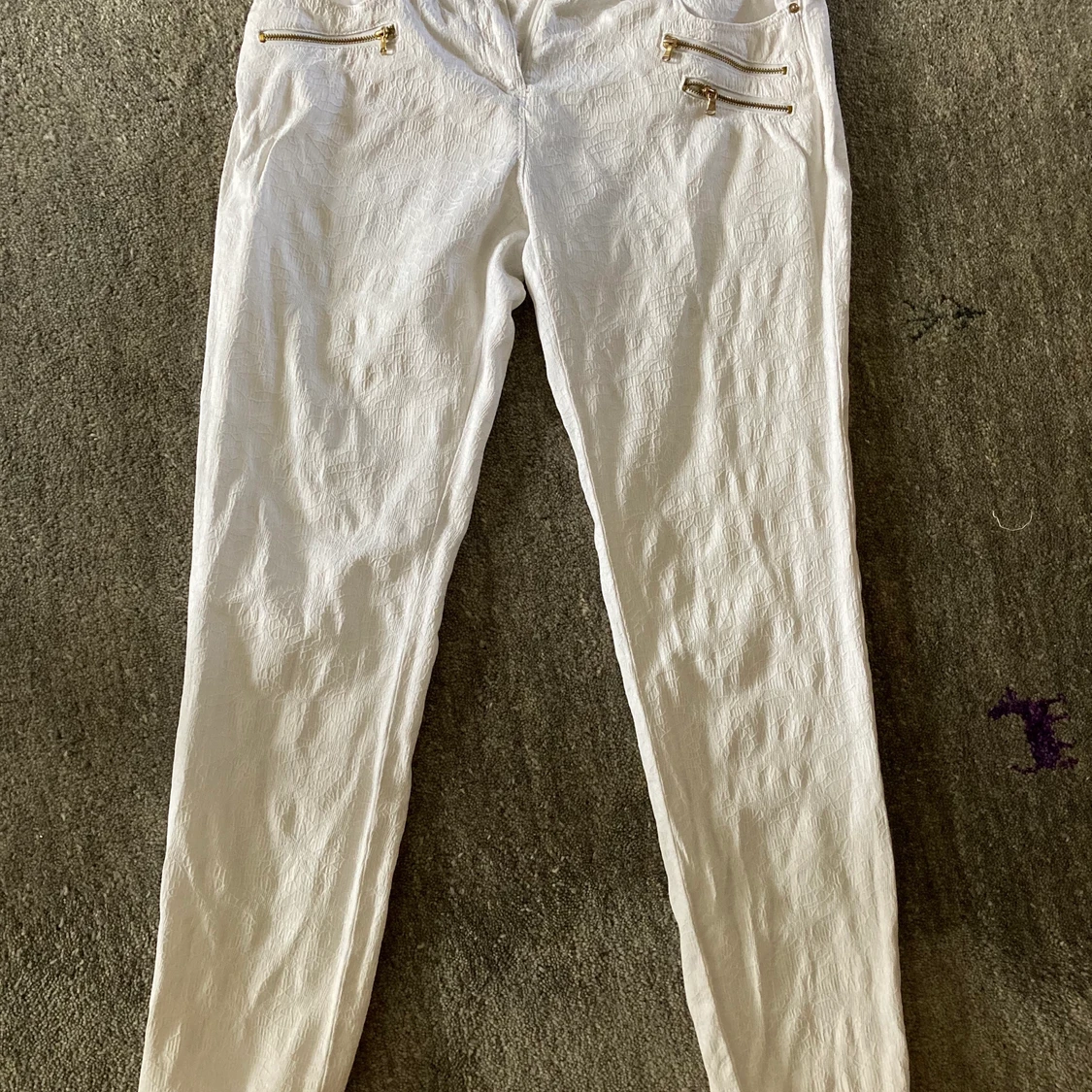 Vita jeans med gulddetaljer