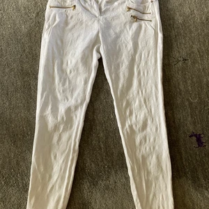 Vita jeans med gulddetaljer - Använt skick, därav priset. Small/medium.