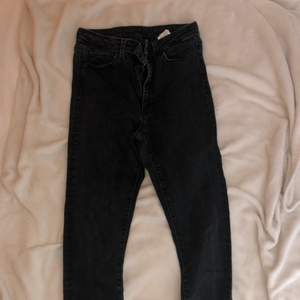 Skinny jeans från Gina i stl S. Något korta i modellen 