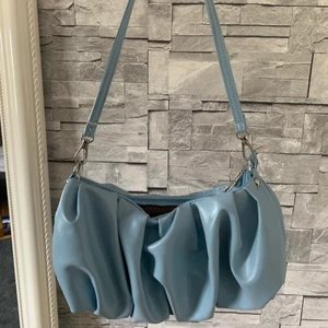 Blå axelväska - Supersöt men inte min stil! Får plats med mer än vad man tror i den haha