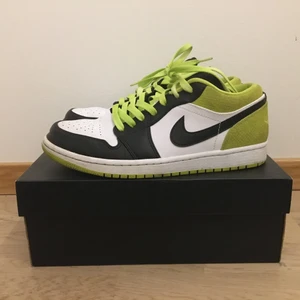 Air Jordan 1 Low SE Cyber - Nike Air Jordan 1 Lows SE Cyber. Storlek 41, använda och ganska smutsiga men går att rengöra. Har bara dem gröna laces och har kvar lådan. Har ej kvitto. Byter gärna mot andra par jordans 1 eller 4 vid storlek 39! Tar gärna bud.