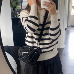 Randig stickad tröja - Super skön och trendig stickad tröja. Använt max 3 gånger, som ny. Säljer för 110kr + frakt💕💕 Buda om du är intresserad eller köp direkt för 350kr!😊