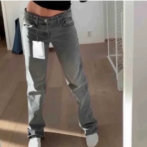 Low Rise zara jeans  - Säljer dessa populära jeansen från zara det jag tyvärr inte får användning av dom längre. Inte så använda och därför i bra skick. Har dock klippt två små hål längst bak som jag trätt ett snöre genom för att kunna spänna åt i midjan, men den går såklart även att ta bort💕