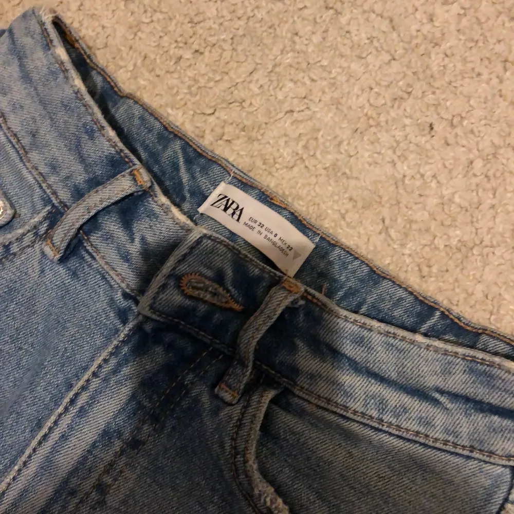 Zara shorts strl 32 högmidjade. Om man vill ha fler bilder är de bara att skriva, köparen står för frakten.. Shorts.