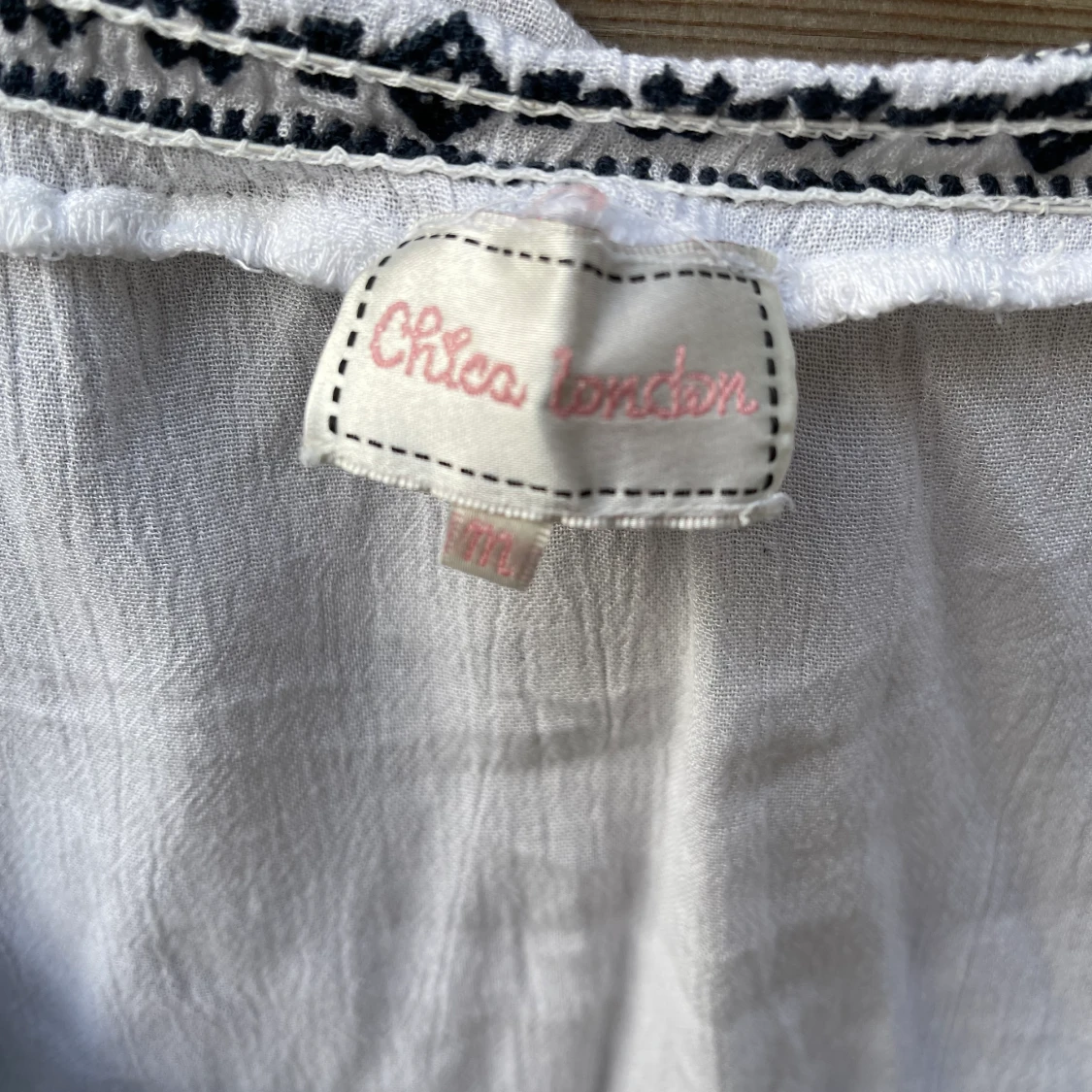 Vit blus med brodering - 90