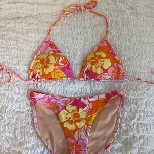 Blommig bikini - En så snygg hibiscus print bikini i bra skick!⭐️ Storlek M. Lägg gärna bud⭐️ 