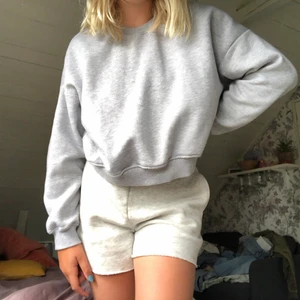 Sweatshirt  - Jag säljer denna sköna sweatshirt från lager 157. Den är i storlek M men skulle säga att den passar både S och xs okså. Den kostar 70kr + frakt om du ej har möjlighet att hämta upp den. Hör av dig vid frågor eller intresse! (: 
