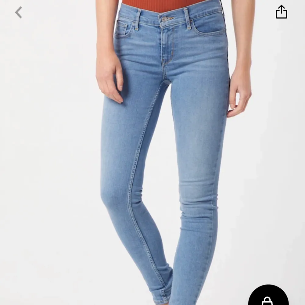 Säljer dessa fina jeans från levis då de blivit försmå för mig , kostar normalt runt 1200 men säljer för 250, skriv för fler bilder (knappt använda) (modell 710). Jeans & Byxor.