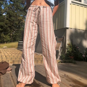 Linnebyxor  - Randiga linnebyxor i storlek M, jag är en XS och dom är väldigt långa på mig. Går att knyta i midjan vilket gör att de passar många! Köpta secondhand, inga defekter 