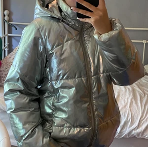 Silverjacka - Säljer min silverjacka från tomtailor, är en barnstorlek men passar mig som har S! Är varm på vintern och skön!!! SE SISTA BILDEN