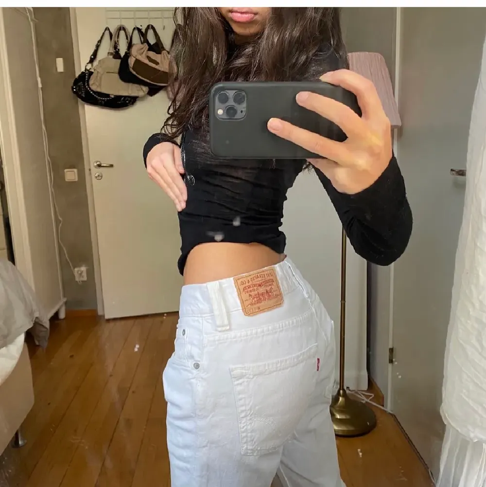 Säljer dessa lågmidjade vita Levis jeans i modellen 506. Supersnygga men var tyvärr för stora för mig. Köpta här på Plick för 400kr. Finns några smutsfläckar men enligt förra ägaren borde de gå bort i tvätten. Förra ägarens bilder! (juliastorfeldt) Hon är ca 165cm och brukar ha w26 i lågmidjat💘. Jeans & Byxor.