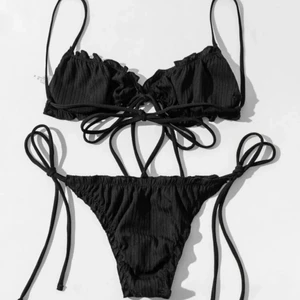 Bikini 👙 - Säljer denna snygga bikini från SHEIN då den ej passade mig. Storlek M, men skulle säga den passar xs/s. 🌸 Ser likadan ut som på bilden irl 👙 Endast provad, finns kvar i förpackningen. Köparen står för frakten 🥰 Lånad bild från SHEIN.