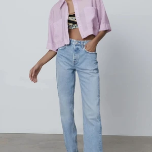 Zara jeans - Säljer dessa snygga och populära jeans från Zara i storlek 34. Jag har endast använt dom ett fåtal gånger och säljer dom eftersom att dom är lite för stora på mig. Skriv privat för fler bilder. Köparen står för frakt.