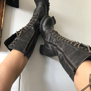 Vox skor/kängor/stövlar - Super coola stövlar/kängor i storl 38. Mörkbruna och snudd på oanvända. Inga märken eller liknande. Sköna att gå till och gör att du ser tuff ut i din sommarklänning ;)