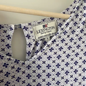 Lexington klänning!  - Superfin klänning från lexington i behov av en strykning! Har tyvärr tappat bort skärpet som följer med därav det låga priset