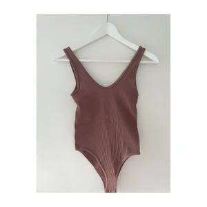 Body  - Mörkrosa body från zara, andvänd ett fåtal gånger 🤍