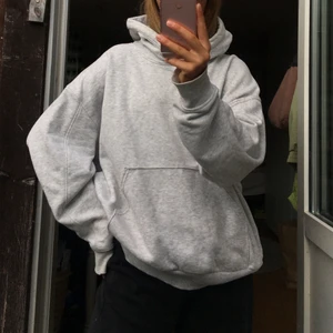 Grå hoodie - Grå hoodie från weekday, storlek M (väldigt stor och boxig modell) 💓