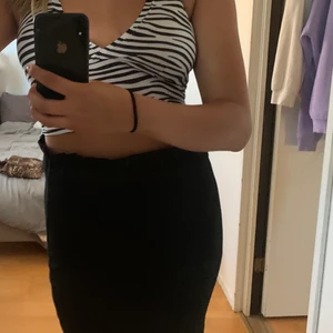 Kjol med volanger  - Jätte fin kjol med volanger vid midjan. Storlek S men passar även M/L. Från GinaTricot. Lite nopprig som man ser på sista bilden men inget märkvärdigt