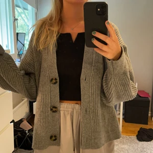 kofta - grå kofta från h&m, använd 1 gång💞 storlek L men sitter lite större på mig som är S