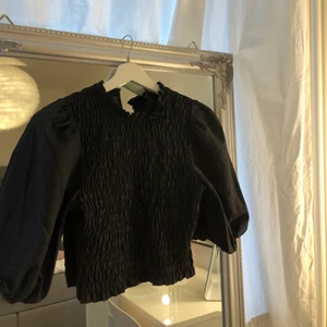 Topp - Säljer denna svarta topp i storlek 34 från Hm, tröjan är oanvänd och alltså i nyskick. Toppen har inga defekter!