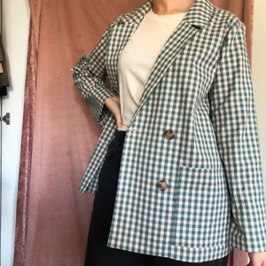 Kavaj - Helt ny kavaj från Monki! Endast hängt i garderoben❣️Väldigt fin med lite oversized stil! Köpare betalar frakt ✨