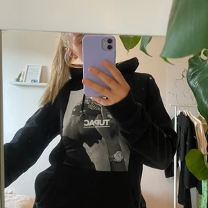 Tupac hoodie - Snygg hoodie som är sparsamt använd! 💖